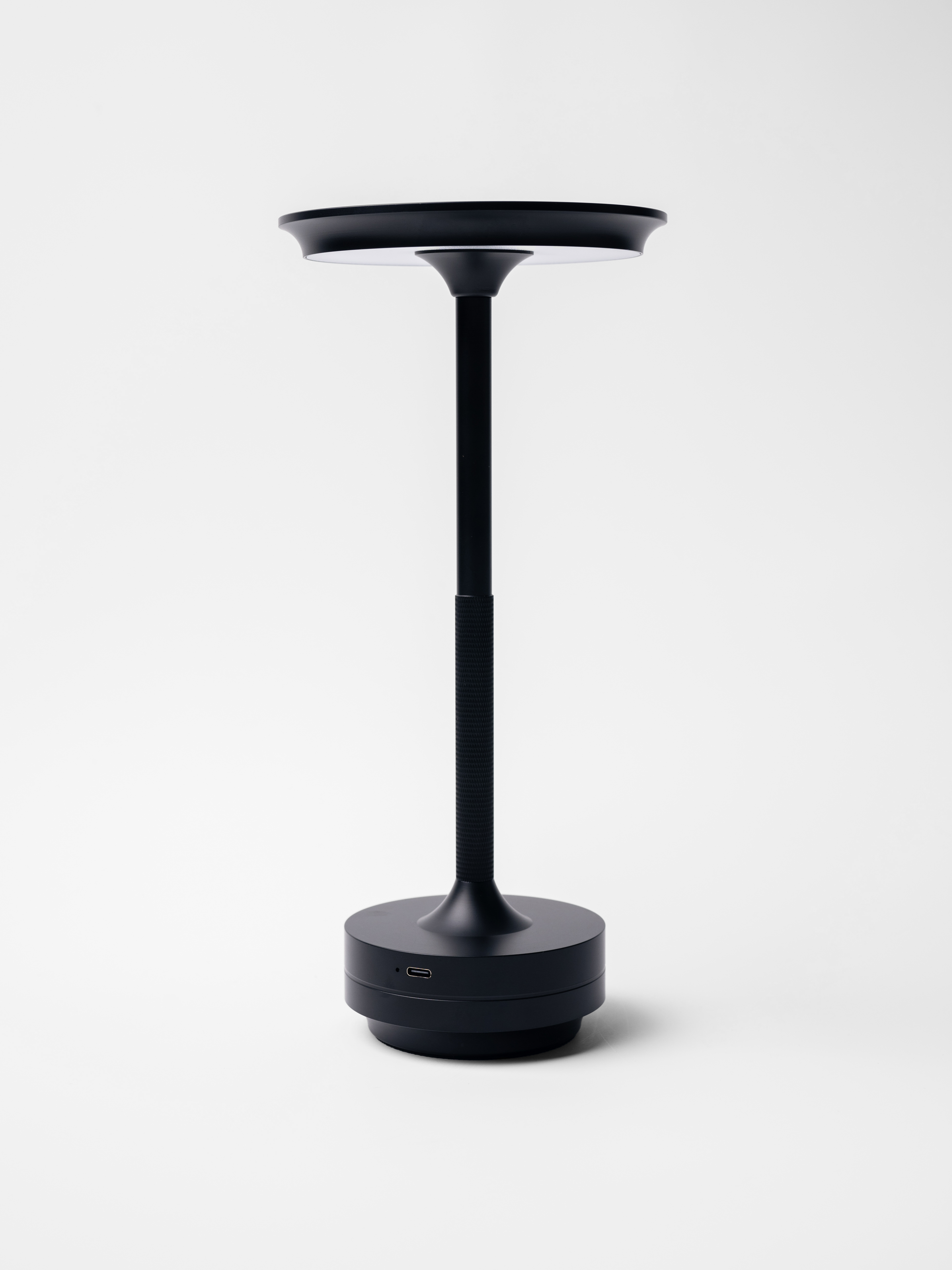 Лампа настольная d=13 см. h=27,5 см. 3 цвета, сенсорная регулировка яркости, алюм., черная LED HIGH-TECH MGline /1/20/ ВДОХНОВЕНИЕ