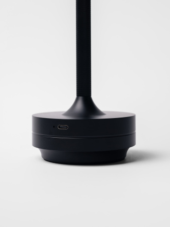 Лампа настольная d=13 см. h=27,5 см. 3 цвета, сенсорная регулировка яркости, алюм., черная LED HIGH-TECH MGline /1/20/